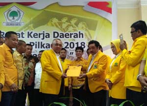 DPP Golkar Serahkan SK Andi Rachman Secara Resmi
